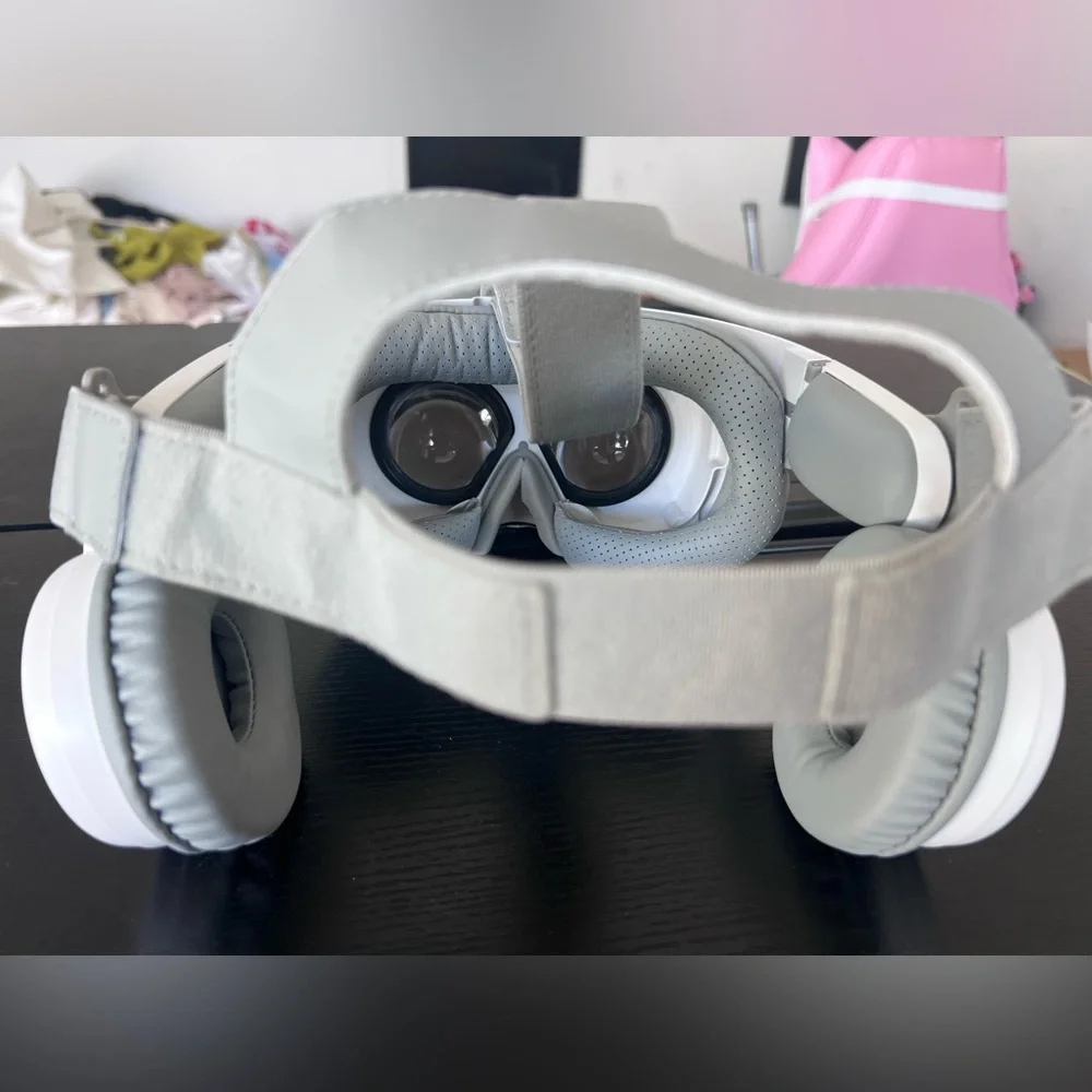 White VR Headset - Picture 8 of 8